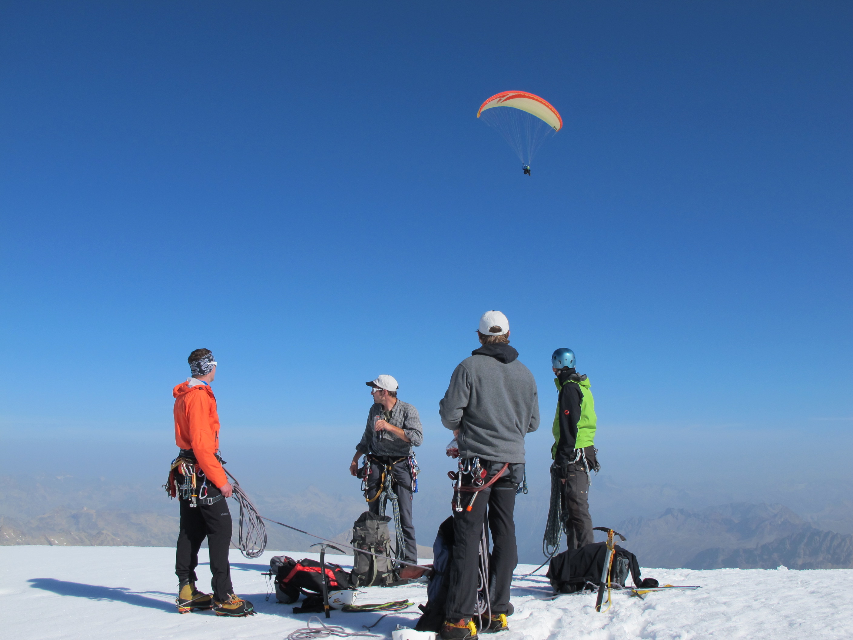 Hochtour und Fliegen Alpine Hochtouren mit Gleitschirm